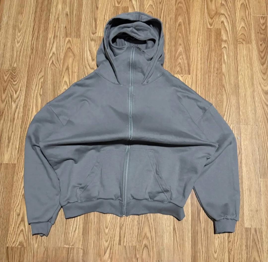 Campera Boxy Fit con pasamontañas gris de Exodus Streetwear Bariloche, detalle de cruz en el cierre